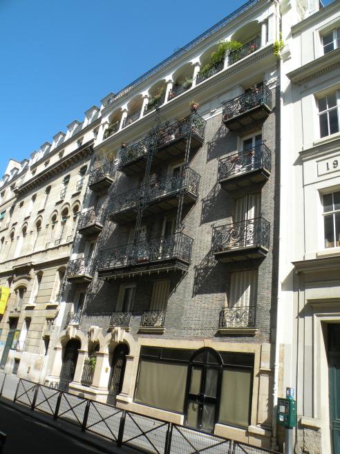  façade pittoresque en brique, rue des Bernardins